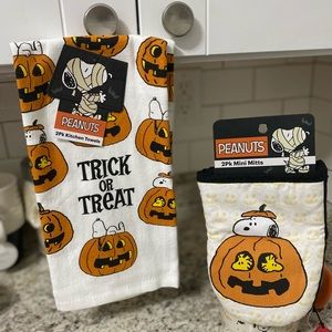 Snoopy 4 piece kitchen towels and oven mitts new